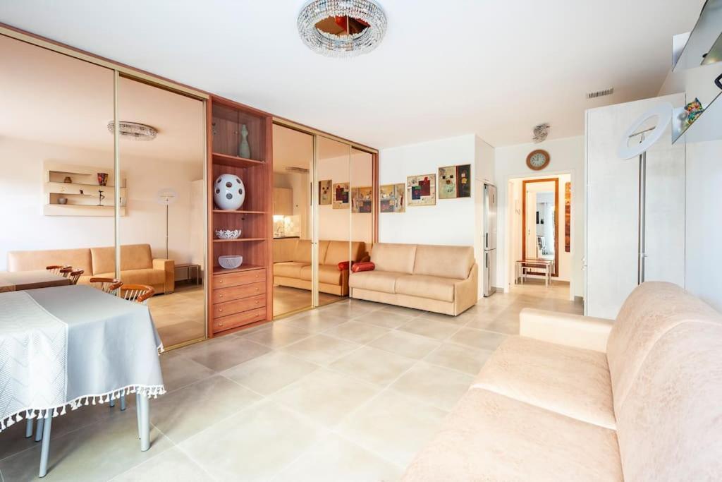 Superbe Studio Avec Terrasse En Front De Mer Menton Exterior foto
